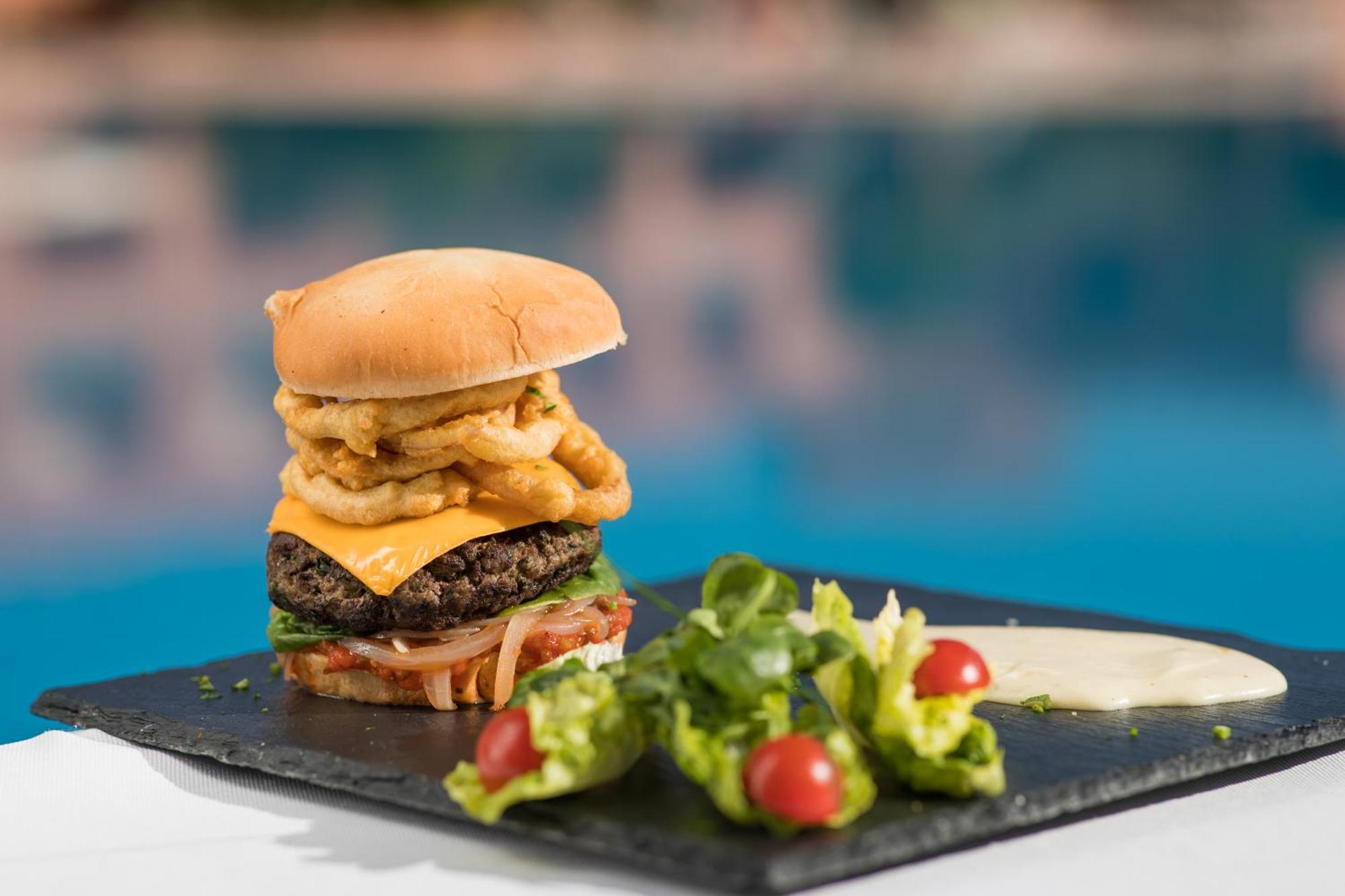 Grand Mogador Agdal & Spa Μαρακές Εξωτερικό φωτογραφία A burger with onion rings