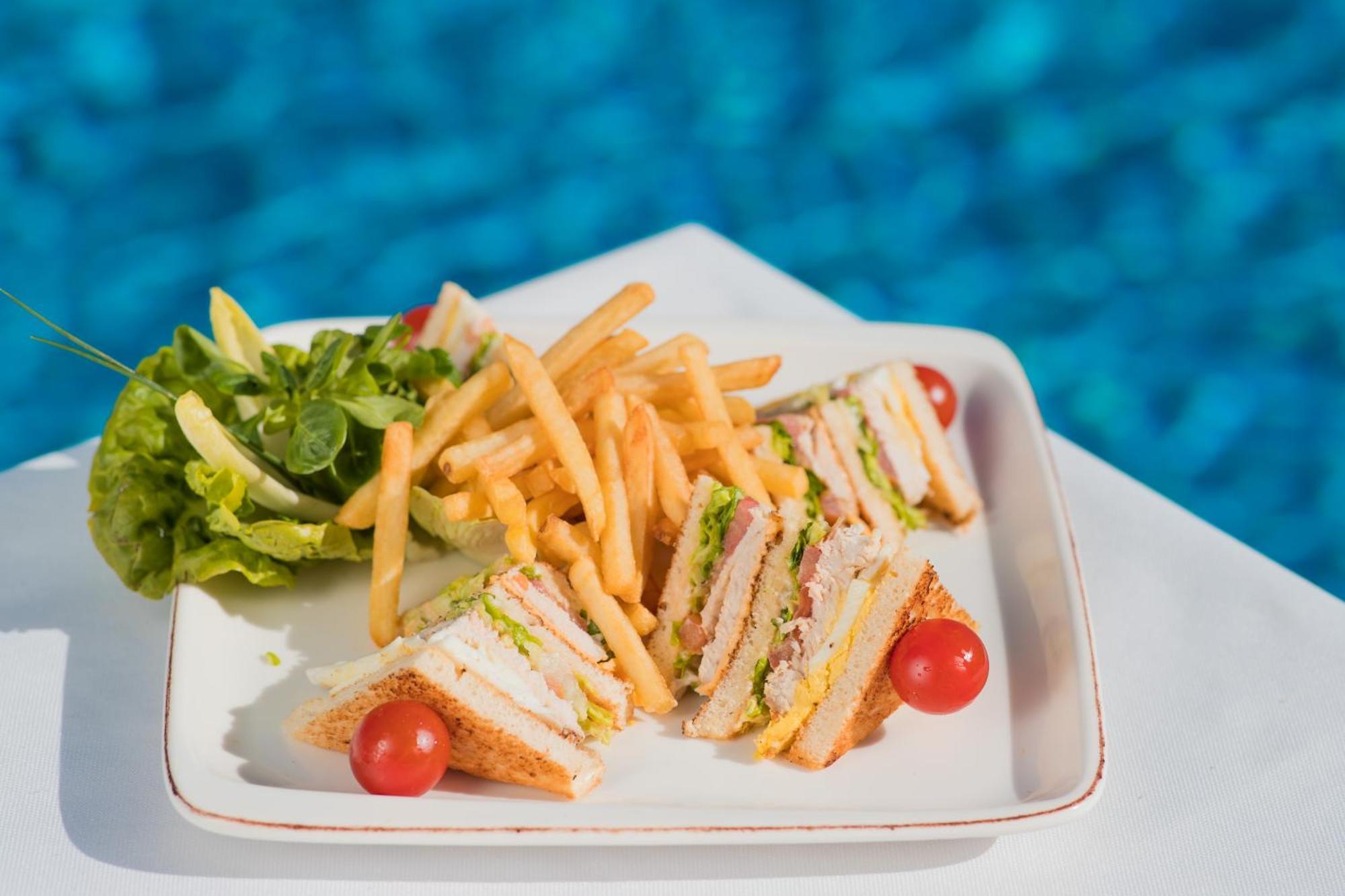 Grand Mogador Agdal & Spa Μαρακές Εξωτερικό φωτογραφία A club sandwich with chips and salad